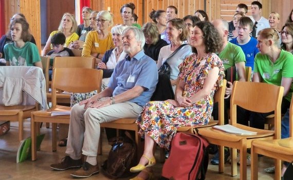 Zuschauer*innen im Saal der Friedel-Eder-Schule München beim Anthropoi Selbsthilfe Tag 2024